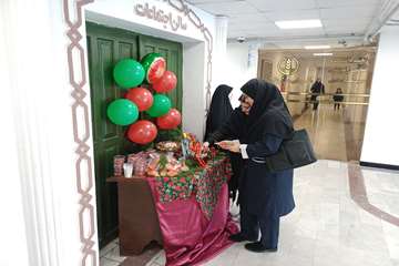 برپایی میز با سفره‌آرایی شب یلدا همراه با فال حافظ در دانشکده پرستاری و مامایی شهید بهشتی رشت 