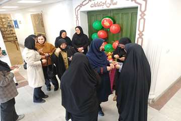 برپایی میز با سفره‌آرایی شب یلدا همراه با فال حافظ در دانشکده پرستاری و مامایی شهید بهشتی رشت 