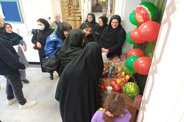 برپایی میز با سفره‌آرایی شب یلدا همراه با فال حافظ در دانشکده پرستاری و مامایی شهید بهشتی رشت 