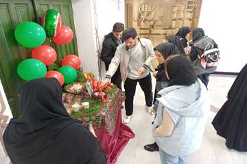 برپایی میز با سفره‌آرایی شب یلدا همراه با فال حافظ در دانشکده پرستاری و مامایی شهید بهشتی رشت 