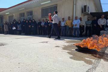 مانور آمادگی کارکنان در آتش سوزی و نحوه اطفاء حریق در دانشکده پرستاری و مامایی شهید بهشتی رشت